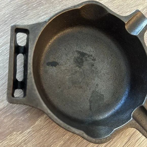 Vintage Griswold Cast Iron Skillet AshTray w/Matchbook Holder great prelove cond